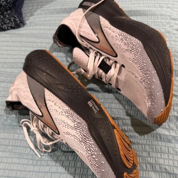 Mens’ Brooks Glycerin 21 White and Black Athletic Sneakers - Picture 3 of 7